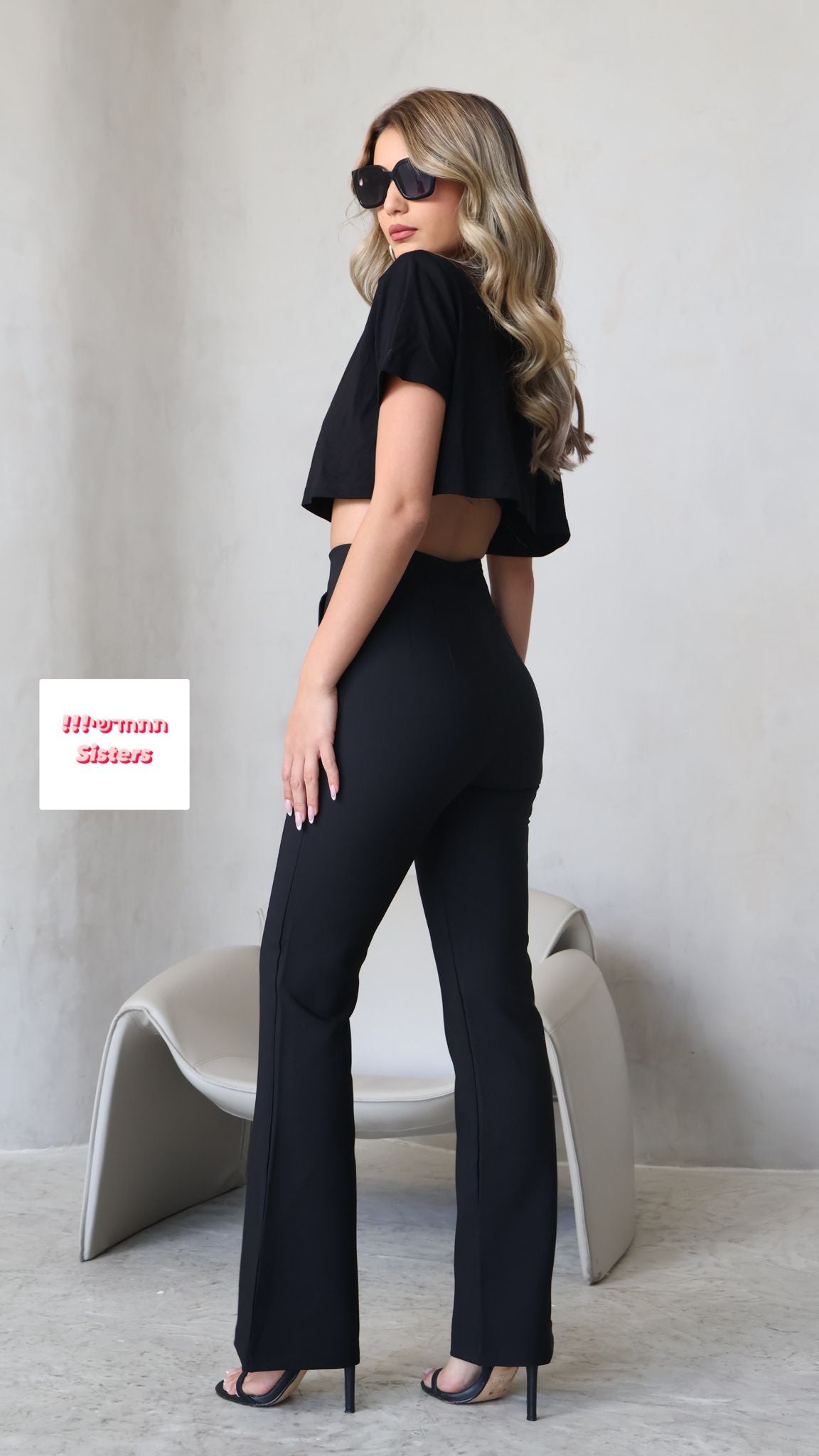 מכנסי אלגנט מתרחבים בגזרה גבוהה עם תפר קדמי עדין